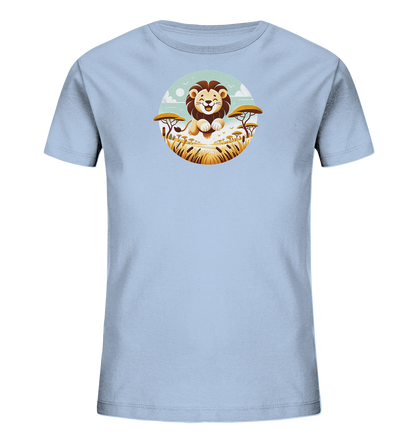 Onlineshop Shirts fuer Kinder - Dieses hellblaue Kinder-T-Shirt praesentiert ein rundes Motiv mit einem freundlichen Cartoon-Loewen. Der Loewe sitzt laechelnd in einer Savannenlandschaft mit Graesern und typischen Baeumen. Der Hintergrund zeigt einen hellen Himmel mit Wolken und fliegenden Voegeln. Das Design ist farbenfroh und kindgerecht gestaltet.