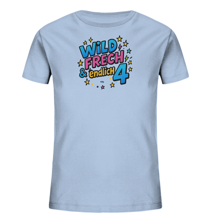 Onlineshop Shirts fuer Kinder - Das Bild zeigt ein hellblaues T-Shirt fuer Kinder. Auf der Vorderseite ist eine bunte Grafik mit den Worten "WILD FRECH & endlich" und der grossen Zahl 4. Sterne und Blitze umrahmen den Schriftzug. Das Design ist lebhaft und perfekt fuer einen vierten Geburtstag.