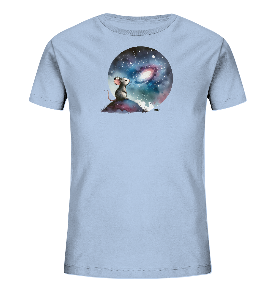Onlineshop Shirts für Kinder - Das Bild zeigt ein hellblaues Kinder-T-Shirt mit einem runden Aufdruck auf der Vorderseite. Der Aufdruck zeigt eine kleine Maus, die auf einem Hügel sitzt und zu einem Sternenhimmel mit einem leuchtenden Nebel blickt. Das Motiv ist in einem stilisierten, an Aquareell erinnernden Design gehalten. Dieses Shirt ist ideal für junge Weltentdecker.