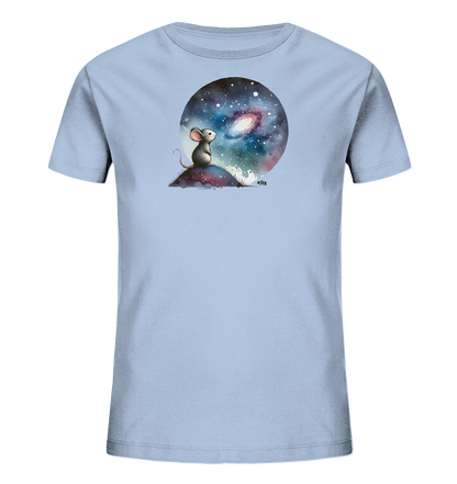 Onlineshop Shirts für Kinder - Das Bild zeigt ein hellblaues Kinder-T-Shirt mit einem runden Aufdruck auf der Vorderseite. Der Aufdruck zeigt eine kleine Maus, die auf einem Hügel sitzt und zu einem Sternenhimmel mit einem leuchtenden Nebel blickt. Das Motiv ist in einem stilisierten, an Aquareell erinnernden Design gehalten. Dieses Shirt ist ideal für junge Weltentdecker.