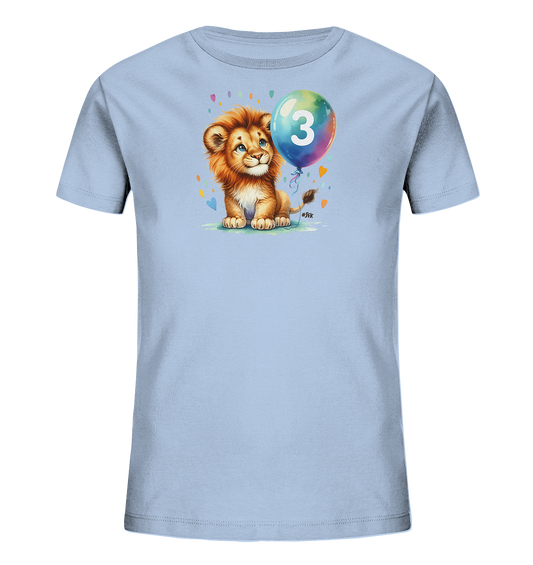 Onlineshop Shirts fuer Kinder - Das hellblaue T-Shirt zeigt ein niedliches Loewenbaby im Cartoon-Stil, das sitzt und einen bunten Ballon haelt. Auf dem Ballon ist prominent die Zahl '3' abgebildet. Das Motiv ist von kleinen, bunten Herzen und Punkten umgeben. Dieses Design ist verspielt und froehlich, perfekt fuer Kinder.