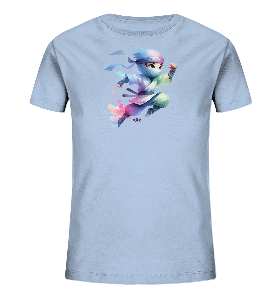 Onlineshop Shirts fuer Kinder - Das hellblaue T-Shirt zeigt eine dynamische Illustration einer kleinen Ninja-Figur. Die Figur springt oder rennt und ist in einem bunten, wasserfarbenaehnlichen Stil gestaltet. Das Design verwendet lebendige Toene von Blau, Pink, Lila und Gruen. Die Gesamtdarstellung wirkt froehlich und actionreich.