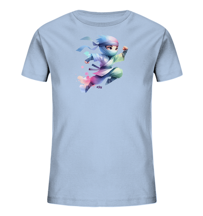 Onlineshop Shirts fuer Kinder - Das hellblaue T-Shirt zeigt eine dynamische Illustration einer kleinen Ninja-Figur. Die Figur springt oder rennt und ist in einem bunten, wasserfarbenaehnlichen Stil gestaltet. Das Design verwendet lebendige Toene von Blau, Pink, Lila und Gruen. Die Gesamtdarstellung wirkt froehlich und actionreich.