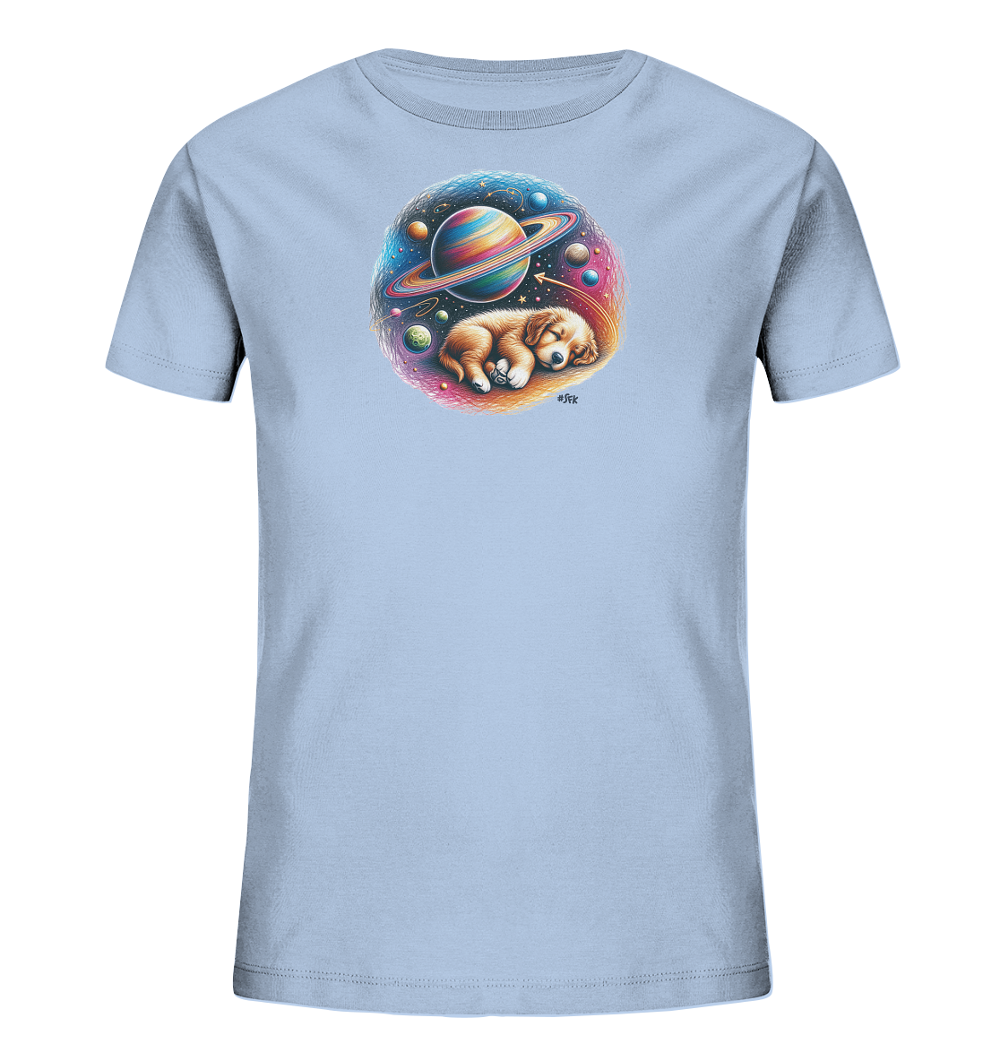Onlineshop Shirts fuer Kinder - Das Bild zeigt ein hellblaues T-Shirt mit einem farbenfrohen ovalen Aufdruck. Das Motiv zeigt einen schlafenden Welpen, der in eine kosmische Szene mit einem grossen Ringplaneten und vielen Sternen eingebettet ist. Die kraeftigen Farben umrahmen das suesse Huendchen. Es ist ein vertraeumtes und detailreiches Design.