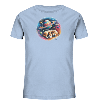 Onlineshop Shirts fuer Kinder - Das Bild zeigt ein hellblaues T-Shirt mit einem farbenfrohen ovalen Aufdruck. Das Motiv zeigt einen schlafenden Welpen, der in eine kosmische Szene mit einem grossen Ringplaneten und vielen Sternen eingebettet ist. Die kraeftigen Farben umrahmen das suesse Huendchen. Es ist ein vertraeumtes und detailreiches Design.