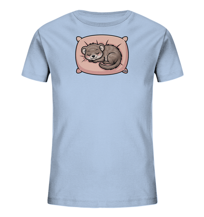 Onlineshop Shirts fuer Kinder - Das Bild zeigt ein hellblaues Kinder-T-Shirt mit einem niedlichen Motiv auf der Vorderseite. Darauf ist ein kleines, graues Tier mit geschlossenen Augen abgebildet, das gemuetlich auf einem rosa Kissen schlaeft. Das Design strahlt Ruhe und Gemuetlichkeit aus und ist ansprechend fuer Kinder.
