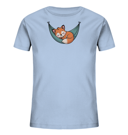 Onlineshop Shirts fuer Kinder - Das Bild zeigt ein hellblaues Kinder-T-Shirt mit einem niedlichen Motiv. Darauf ist ein orangefarbener Fuchs abgebildet, der friedlich in einer gruenen Haengematte schlaeft. Der Fuchs ist zusammengerollt und hat geschlossene Augen. Die farbenfrohe und kindgerechte Darstellung verleiht dem Shirt einen verspielten Charakter.