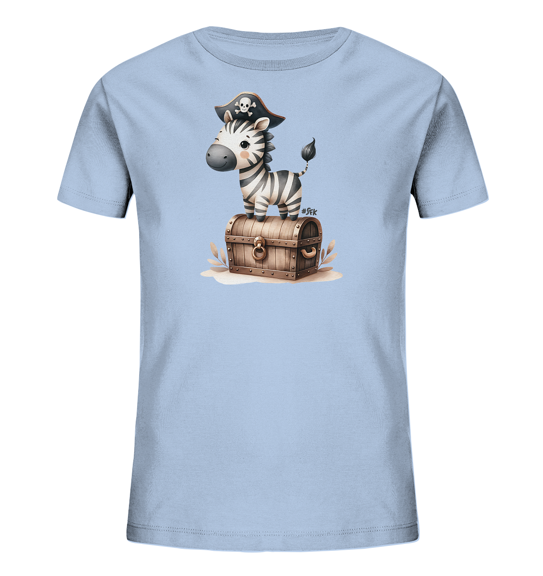 Onlineshop Shirts fuer Kinder - Das Bild zeigt ein hellblaues Kinder-T-Shirt. Auf der Vorderseite ist ein suesses Zebra als Pirat abgebildet. Es traegt einen Piratenhut mit Totenkopf und steht auf einer hoelzernen Schatzkiste. Kleine Pflanzen umgeben die Kiste.