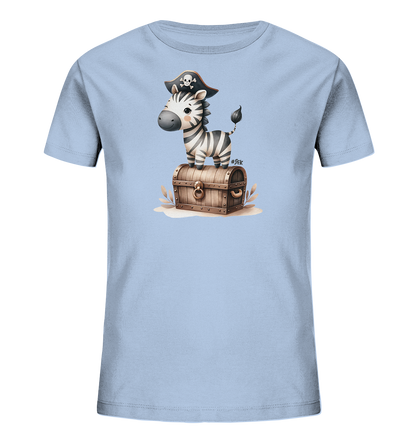Onlineshop Shirts fuer Kinder - Das Bild zeigt ein hellblaues Kinder-T-Shirt. Auf der Vorderseite ist ein suesses Zebra als Pirat abgebildet. Es traegt einen Piratenhut mit Totenkopf und steht auf einer hoelzernen Schatzkiste. Kleine Pflanzen umgeben die Kiste.