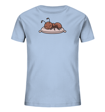 Onlineshop Shirts fuer Kinder - Das Bild zeigt ein hellblaues Kinder-T-Shirt. Darauf ist eine braune, cartoonhafte Ameise abgebildet, die friedlich auf einem rosafarbenen Kissen schlaeft. Das Motiv ist sanft und beruhigend gestaltet, ideal fuer kleine Traeumer. Das Shirt hat einen klassischen Schnitt mit Rundhalsausschnitt.