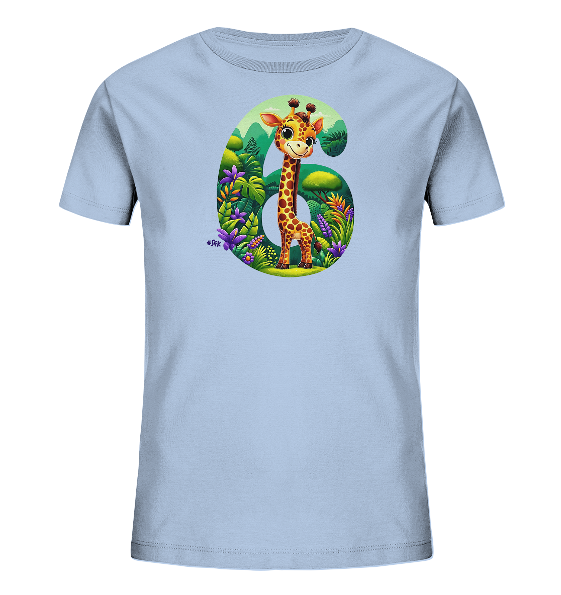 Onlineshop Shirts fuer Kinder - Das Bild zeigt ein hellblaues T-Shirt fuer Kinder. Es hat eine bunte Grafik der Zahl 6, gefuellt mit einer Dschungelszene. Eine suesse, laechelnde Giraffe steht in der Mitte des Motivs, umgeben von tropischen Pflanzen und Blumen.