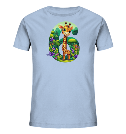 Onlineshop Shirts fuer Kinder - Das Bild zeigt ein hellblaues T-Shirt fuer Kinder. Es hat eine bunte Grafik der Zahl 6, gefuellt mit einer Dschungelszene. Eine suesse, laechelnde Giraffe steht in der Mitte des Motivs, umgeben von tropischen Pflanzen und Blumen.