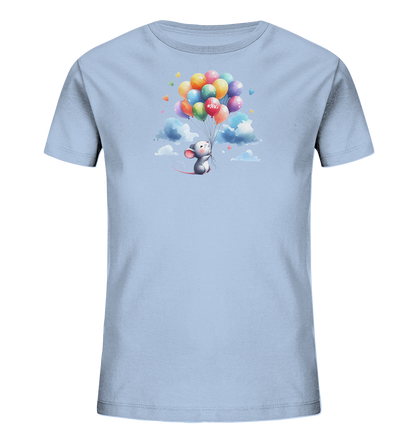 Onlineshop Shirts für Kinder - Das Bild zeigt ein hellblaues Kinder-T-Shirt mit einem niedlichen Motiv einer kleinen Maus. Die Maus schwebt im Himmel und hält einen großen Strauß bunter Luftballons fest. Kleine Wolken und Herzen ergänzen das fröhliche Design, wobei einer der Ballons den Text "#SFK" trägt. Dieses Shirt besticht durch seine leichten Farben und das verspielte, fantasievolle Motiv.