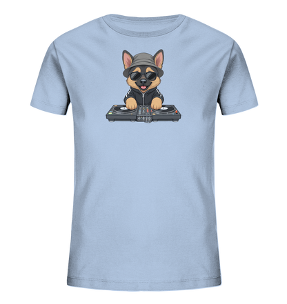Onlineshop Shirts fuer Kinder - Das Bild zeigt ein hellblaues Kinder-T-Shirt mit einem aufgedruckten Cartoon-Hund. Der Hund traegt eine Sonnenbrille und einen Hut und steht vor einem DJ-Mischpult mit zwei Plattenspielern. Das Design wirkt modern und froehlich, ideal fuer junge Musikliebhaber.