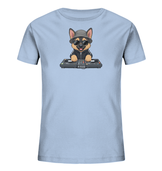 Onlineshop Shirts fuer Kinder - Das Bild zeigt ein hellblaues Kinder-T-Shirt mit einem aufgedruckten Cartoon-Hund. Der Hund traegt eine Sonnenbrille und einen Hut und steht vor einem DJ-Mischpult mit zwei Plattenspielern. Das Design wirkt modern und froehlich, ideal fuer junge Musikliebhaber.