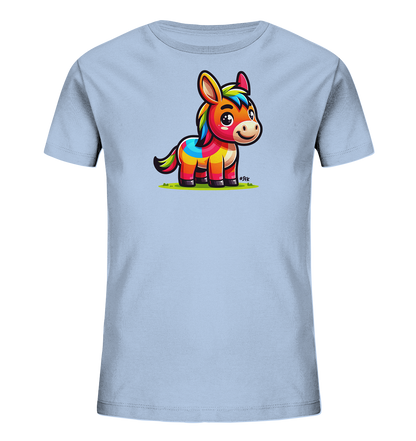 Onlineshop Shirts fuer Kinder - Das Bild zeigt ein hellblaues T-Shirt mit einem farbenfrohen Cartoon-Motiv eines kleinen Esels oder Pferdes. Das Tier ist in leuchtenden Streifen in Rot, Orange, Gelb, Gruen und Blau gestaltet. Es steht laechelnd auf einer Wiese und hat eine bunte Maehne. Das Design wirkt froehlich und verspielt.