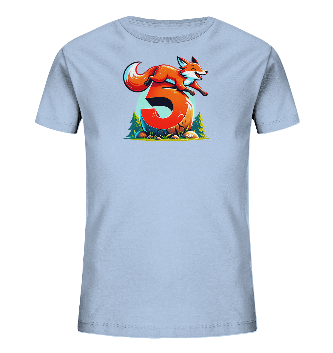 Onlineshop Shirts für Kinder - Das Bild zeigt ein hellblaues Kinder-T-Shirt mit einem farbenfrohen Druck auf der Vorderseite. Das Motiv stellt einen cartoonartigen, orangefarbenen Fuchs dar, der gerade über eine große, orangefarbene Zahl '5' springt. Die Szene ist in einem Wald- oder Naturhintergrund mit stilisierten Bäumen, Steinen und Pflanzen eingebettet. Das Design ist lebhaft und verspielt gestaltet und dürfte Kinder ansprechen.