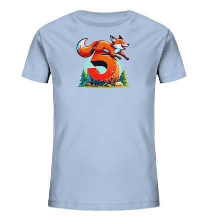 Onlineshop Shirts für Kinder - Das Bild zeigt ein hellblaues Kinder-T-Shirt mit einem farbenfrohen Druck auf der Vorderseite. Das Motiv stellt einen cartoonartigen, orangefarbenen Fuchs dar, der gerade über eine große, orangefarbene Zahl '5' springt. Die Szene ist in einem Wald- oder Naturhintergrund mit stilisierten Bäumen, Steinen und Pflanzen eingebettet. Das Design ist lebhaft und verspielt gestaltet und dürfte Kinder ansprechen.