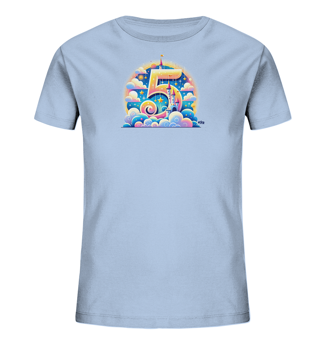 Onlineshop Shirts für Kinder - Das Bild zeigt ein hellblaues T-Shirt mit einem großflächigen Motiv auf der Vorderseite. Das Motiv ist eine fantasievolle Darstellung der Zahl '5' in leuchtenden Farben, eingebettet in eine Szene mit einem Märchenschloss, Wolken und Sternen. Das Design wirkt verträumt und festlich, passend für einen besonderen Anlass wie einen Geburtstag. Die Farbgebung ist hell und freundlich, mit Akzenten in Gold, Pink und verschiedenen Blautönen.
