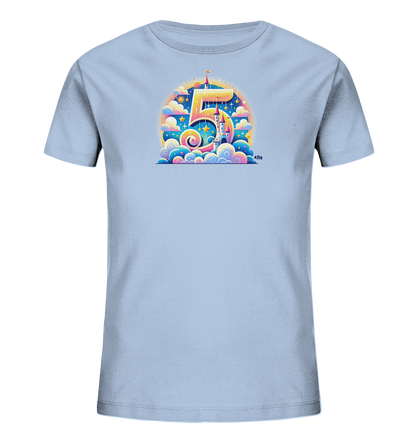 Onlineshop Shirts für Kinder - Das Bild zeigt ein hellblaues T-Shirt mit einem großflächigen Motiv auf der Vorderseite. Das Motiv ist eine fantasievolle Darstellung der Zahl '5' in leuchtenden Farben, eingebettet in eine Szene mit einem Märchenschloss, Wolken und Sternen. Das Design wirkt verträumt und festlich, passend für einen besonderen Anlass wie einen Geburtstag. Die Farbgebung ist hell und freundlich, mit Akzenten in Gold, Pink und verschiedenen Blautönen.