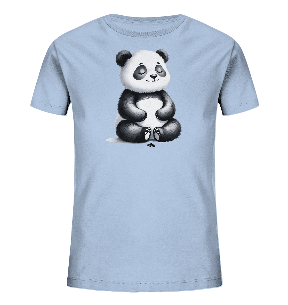 Onlineshop Shirts fuer Kinder - Das Bild zeigt ein hellblaues T-Shirt mit einer Abbildung eines sitzenden Pandas. Der Panda ist in Schwarz-Weiss gehalten, sitzt im Schneidersitz und hat die Augen geschlossen. Er hat einen friedlichen Ausdruck im Gesicht und wirkt entspannt. Ein leichter Schatten ist unter der Figur sichtbar.
