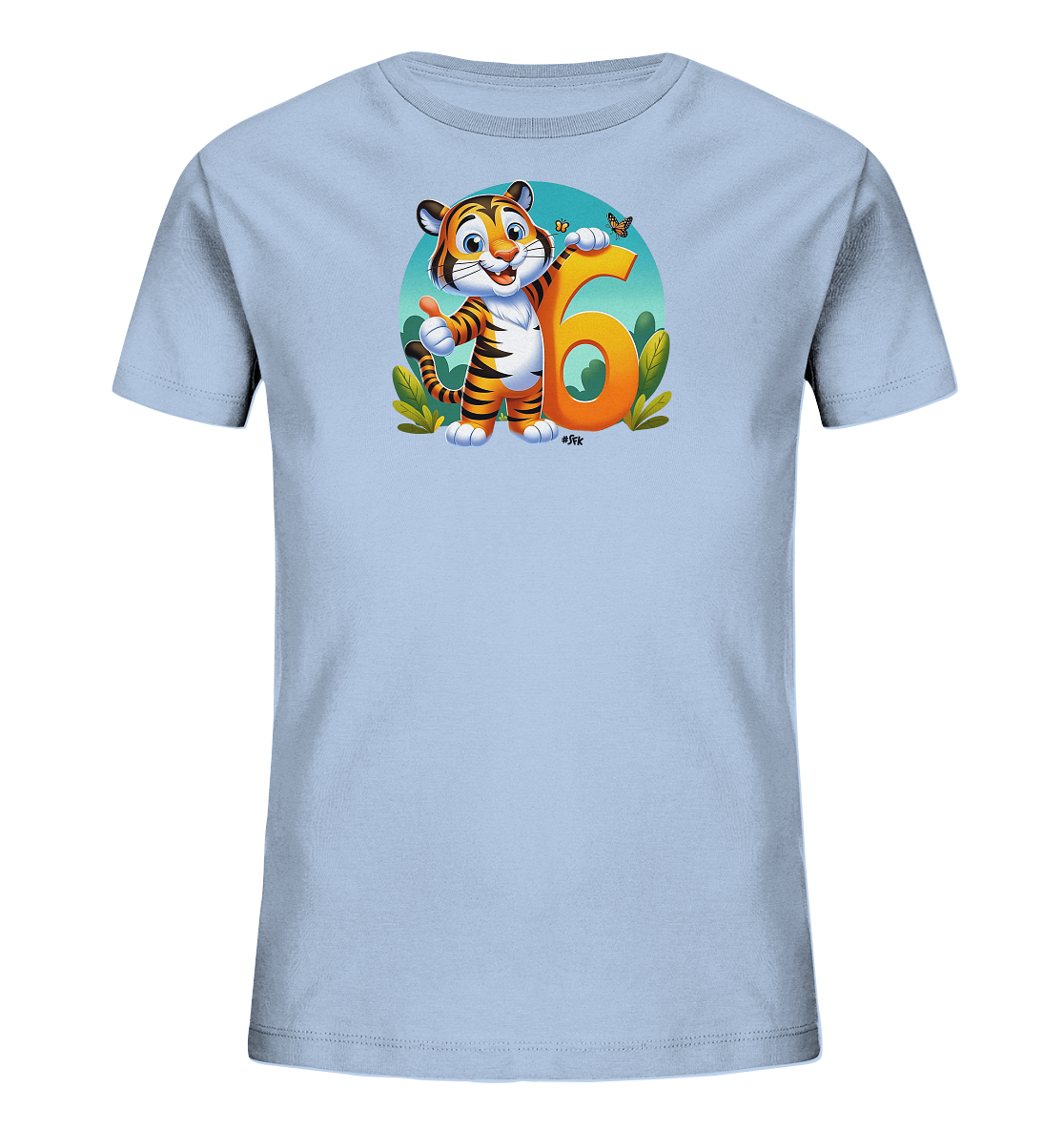 Onlineshop Shirts fuer Kinder - Das Bild zeigt ein hellblaues Kinder-T-Shirt mit einem bunten Druck. Zu sehen ist ein laechelnder Cartoon-Tiger, der einen Daumen hoch haelt und sich an die grosse orangefarbene Zahl 6 lehnt. Kleine Pflanzen und ein Schmetterling runden das froehliche Design ab. Dies ist ein verspieltes Motiv, das gut zu einem sechsten Geburtstag passt.