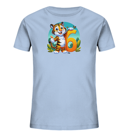 Onlineshop Shirts fuer Kinder - Das Bild zeigt ein hellblaues Kinder-T-Shirt mit einem bunten Druck. Zu sehen ist ein laechelnder Cartoon-Tiger, der einen Daumen hoch haelt und sich an die grosse orangefarbene Zahl 6 lehnt. Kleine Pflanzen und ein Schmetterling runden das froehliche Design ab. Dies ist ein verspieltes Motiv, das gut zu einem sechsten Geburtstag passt.