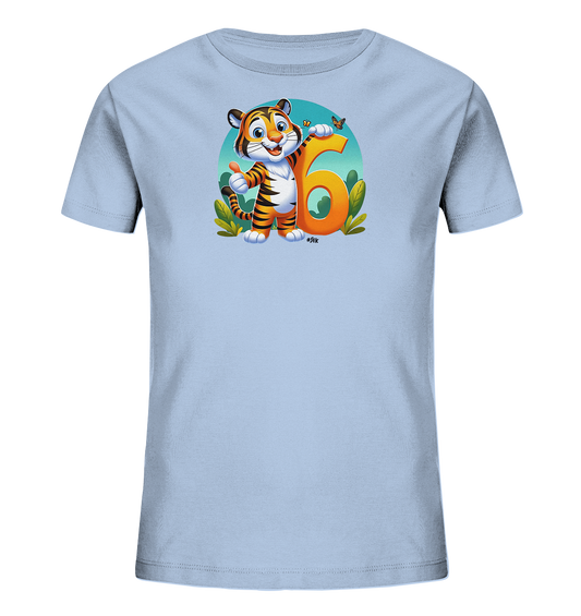 Onlineshop Shirts fuer Kinder - Das Bild zeigt ein hellblaues Kinder-T-Shirt mit einem bunten Druck. Zu sehen ist ein laechelnder Cartoon-Tiger, der einen Daumen hoch haelt und sich an die grosse orangefarbene Zahl 6 lehnt. Kleine Pflanzen und ein Schmetterling runden das froehliche Design ab. Dies ist ein verspieltes Motiv, das gut zu einem sechsten Geburtstag passt.