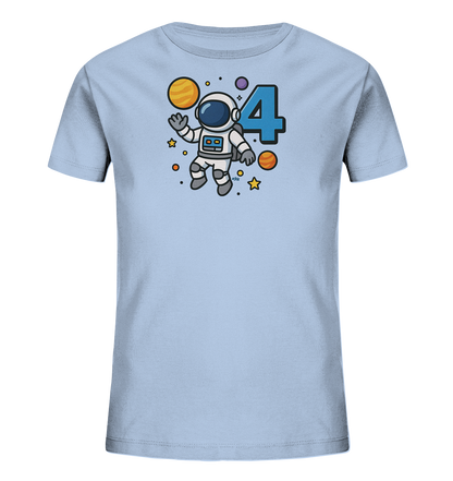 Onlineshop Shirts fuer Kinder - Das Bild zeigt ein hellblaues Kinder-T-Shirt. Darauf ist ein niedlicher Astronaut in einem Raumanzug abgebildet, der im Weltraum schwebt. Neben dem Astronauten ist die grosse blaue Zahl '4' zu sehen. Das Motiv ist von Planeten, Sternen und Punkten umgeben.