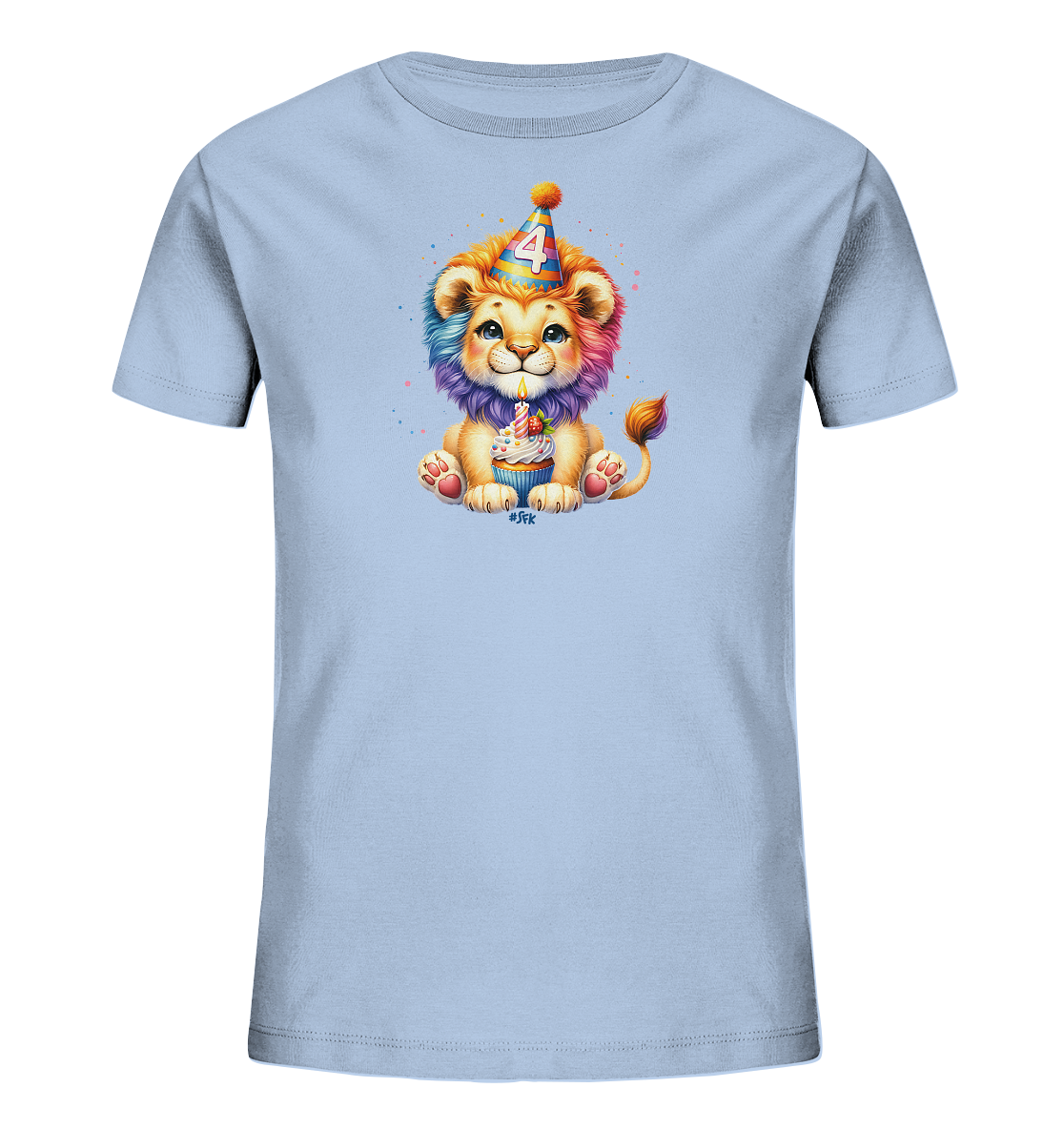 Onlineshop Shirts für Kinder - Das Bild zeigt ein hellblaues Kinder-T-Shirt mit einem niedlichen Cartoon-Löwenmotiv auf der Vorderseite. Der kleine Löwe trägt einen Partyhut mit der Zahl '4' und hält einen Geburtstagskuchen mit einer brennenden Kerze. Seine Mähne und der Schwanzansatz sind in Regenbogenfarben gehalten, umgeben von bunten Farbspritzern. Dieses Design ist ideal für einen 4. Geburtstag und wirkt sehr freundlich und farbenfroh.