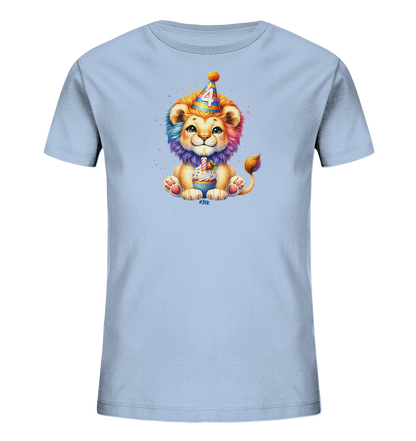 Onlineshop Shirts für Kinder - Das Bild zeigt ein hellblaues Kinder-T-Shirt mit einem niedlichen Cartoon-Löwenmotiv auf der Vorderseite. Der kleine Löwe trägt einen Partyhut mit der Zahl '4' und hält einen Geburtstagskuchen mit einer brennenden Kerze. Seine Mähne und der Schwanzansatz sind in Regenbogenfarben gehalten, umgeben von bunten Farbspritzern. Dieses Design ist ideal für einen 4. Geburtstag und wirkt sehr freundlich und farbenfroh.