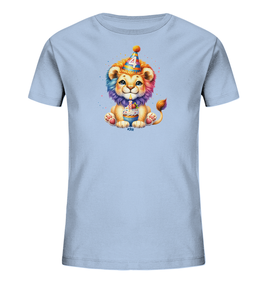 Onlineshop Shirts für Kinder - Das Bild zeigt ein hellblaues Kinder-T-Shirt mit einem niedlichen Cartoon-Löwenmotiv auf der Vorderseite. Der kleine Löwe trägt einen Partyhut mit der Zahl '4' und hält einen Geburtstagskuchen mit einer brennenden Kerze. Seine Mähne und der Schwanzansatz sind in Regenbogenfarben gehalten, umgeben von bunten Farbspritzern. Dieses Design ist ideal für einen 4. Geburtstag und wirkt sehr freundlich und farbenfroh.