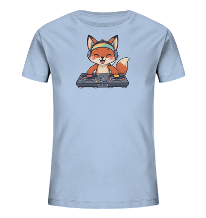 Onlineshop Shirts fuer Kinder - Das Bild zeigt ein hellblaues Kinder-T-Shirt mit einem niedlichen Fuchs-Motiv auf der Vorderseite. Der Fuchs traegt bunte Kopfhoerer und steht laechelnd hinter einem DJ-Mischpult. Dieses froehliche Design verleiht dem Shirt einen verspielten und musikalischen Charakter, der besonders ansprechend fuer Kinder ist. Das T-Shirt ist schlicht gehalten, um das Motiv hervorzuheben.
