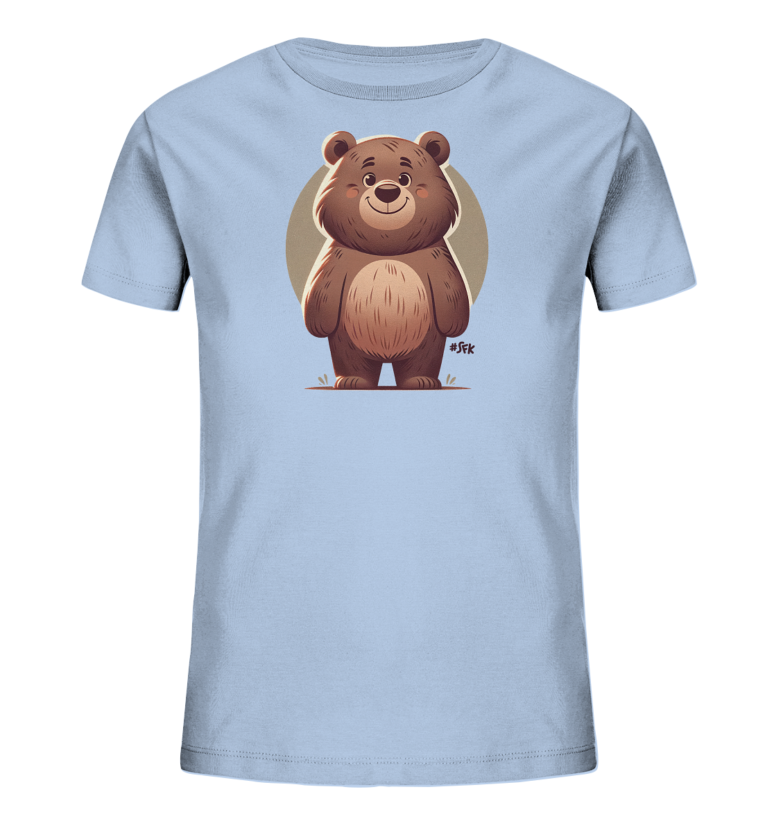 Onlineshop Shirts fuer Kinder - Das Bild zeigt ein hellblaues Kinder-T-Shirt mit einem niedlichen Cartoon-Baeren auf der Vorderseite. Der freundlich laechelnde Baer steht in der Mitte, umrahmt von einem hellbraunen Kreis und einigen Grashalmen. Das Design ist schlicht und ansprechend, perfekt fuer Kinderkleidung. Die Illustration verleiht dem Shirt einen froehlichen Look.