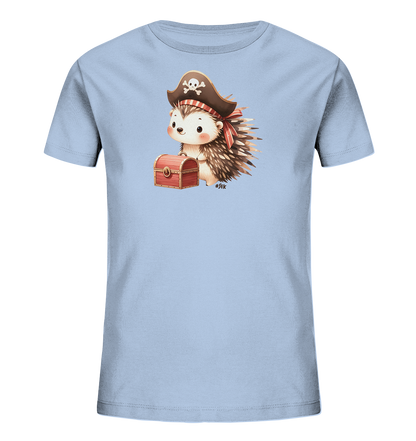Onlineshop Shirts fuer Kinder - Das Bild zeigt ein hellblaues T-Shirt fuer Kinder mit einem niedlichen Grafikdruck. Dargestellt ist ein kleiner Igel, der als Pirat verkleidet ist und eine Schatzkiste bewacht. Der Igel traegt einen Piratenhut mit Totenkopf und eine rote Bandana. Dieses Motiv verleiht dem Shirt einen verspielten Abenteuer-Charakter.