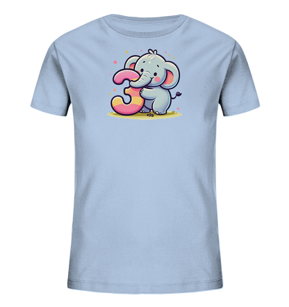 Onlineshop Shirts fuer Kinder - Das Bild zeigt ein hellblaues T-Shirt fuer Kinder mit einem niedlichen, cartoonhaften Elefantenmotiv. Der Elefant haelt liebevoll die Zahl Drei, die in gestreiften Pastelltoenen gestaltet ist. Um das Motiv herum sind kleine, bunte Konfetti-Punkte verstreut, die eine froehliche Atmosphaere schaffen. Das Design ist ansprechend und farbenfroh, passend fuer junge Kinder.