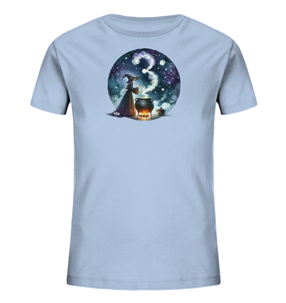 Onlineshop Shirts fuer Kinder - Das Bild zeigt ein hellblaues T-Shirt fuer Kinder. Auf der Vorderseite ist eine runde Grafik abgebildet, die eine Hexe zeigt, die einen Zaubertrank in einem Kessel ruehrt. Der aufsteigende Rauch aus dem Kessel formt die Zahl 3 unter einem sternenklaren Nachthimmel. Dieses magische Motiv ist ideal fuer kleine Hexen und Zauberer.