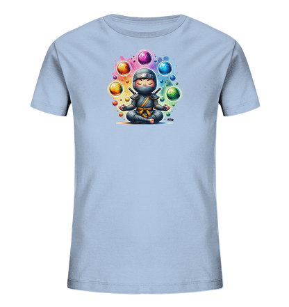 Onlineshop Shirts fuer Kinder - Das Bild zeigt ein hellblaues Kinder-T-Shirt mit einem Druck, der einen Cartoon-Ninja in Meditation darstellt. Der Ninja sitzt mit gekreuzten Beinen und haelt zwei kleine Schwerter. Um ihn herum schweben bunte Kugeln in verschiedenen Farben wie Rot, Orange, Gruen und Blau. Ein farbenfroher, aquarellaehnlicher Hintergrund ergaenzt das Motiv und verleiht ihm eine lebendige Ausstrahlung.
