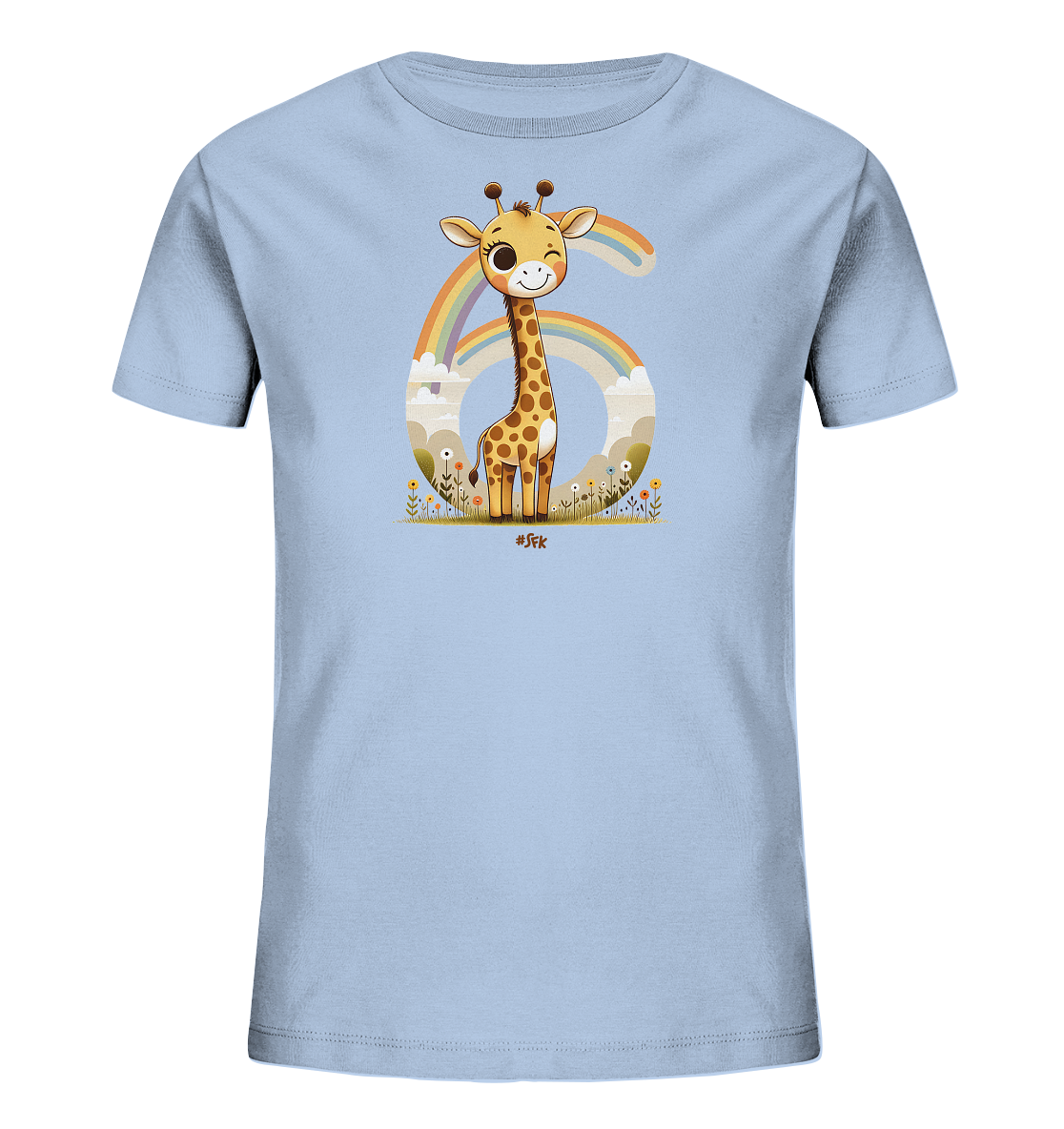 Onlineshop Shirts fuer Kinder - Das Bild zeigt ein hellblaues T-Shirt mit einer grossen Zahl 6 auf der Vorderseite. Davor steht eine suesse, cartoonhafte Giraffe, die zwinkert und laechelt. Hinter der Giraffe und der Zahl ist ein bunter Regenbogen zu sehen, umgeben von einer verspielten Landschaft mit Wolken und Blumen am unteren Rand. Das Design ist froehlich und farbenfroh.