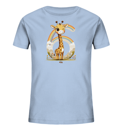 Onlineshop Shirts fuer Kinder - Das Bild zeigt ein hellblaues T-Shirt mit einer grossen Zahl 6 auf der Vorderseite. Davor steht eine suesse, cartoonhafte Giraffe, die zwinkert und laechelt. Hinter der Giraffe und der Zahl ist ein bunter Regenbogen zu sehen, umgeben von einer verspielten Landschaft mit Wolken und Blumen am unteren Rand. Das Design ist froehlich und farbenfroh.
