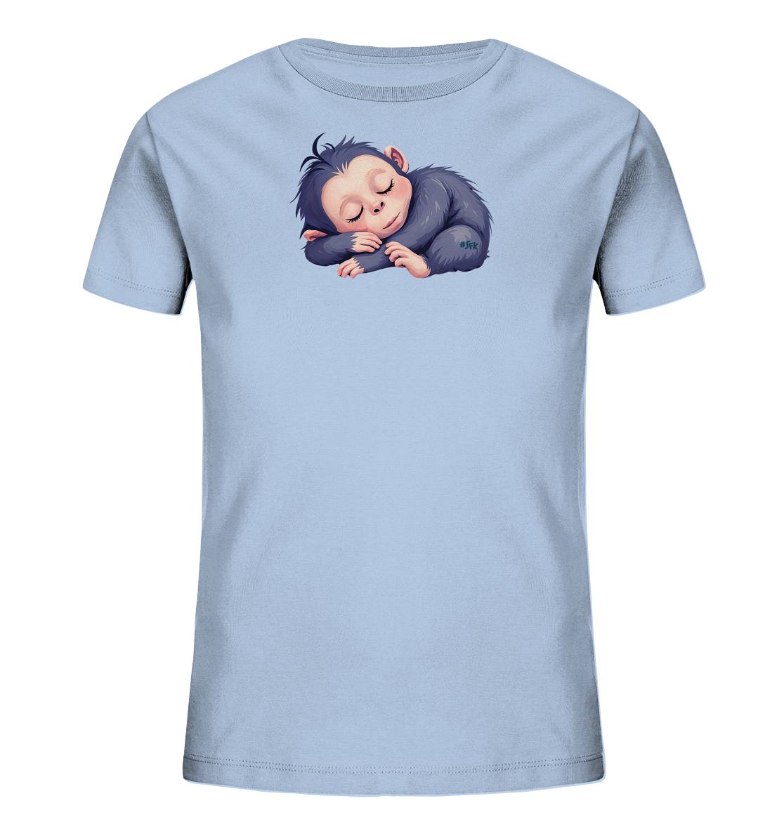 Onlineshop Shirts fuer Kinder - Das Bild zeigt ein hellblaues Kinder-T-Shirt mit einem niedlichen Motiv. Auf der Vorderseite ist ein schlafender, dunkelgrauer Gorilla oder Affe abgebildet, der friedlich zusammengerollt liegt. Das Tier hat geschlossene Augen, detailliertes Fell und rosige Hauttoene an Gesicht und Haenden. Das Design ist ansprechend fuer Kinder und verleiht dem Shirt einen sanften Charakter.