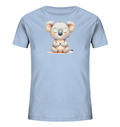 Onlineshop Shirts fuer Kinder - Dieses hellblaue Kinder T-Shirt zeigt eine niedliche, meditierende Koala-Figur in sanften Grautoenen. Der Koala sitzt im Schneidersitz mit geschlossenen Augen und hat ein kleines gelbes Voegelchen auf dem Kopf. Das Design strahlt Ruhe und Gelassenheit aus.