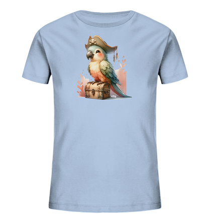 Onlineshop Shirts fuer Kinder - Dieses hellblaue T-Shirt fuer Kinder zeigt eine niedliche Grafik eines Papageis mit Piratenhut. Der bunte Vogel sitzt auf einer kleinen Schatztruhe. Dahinter sind stilisierte Farbspritzer in warmen Toenen zu sehen. Das Motiv ist detailliert und farbenfroh gestaltet.