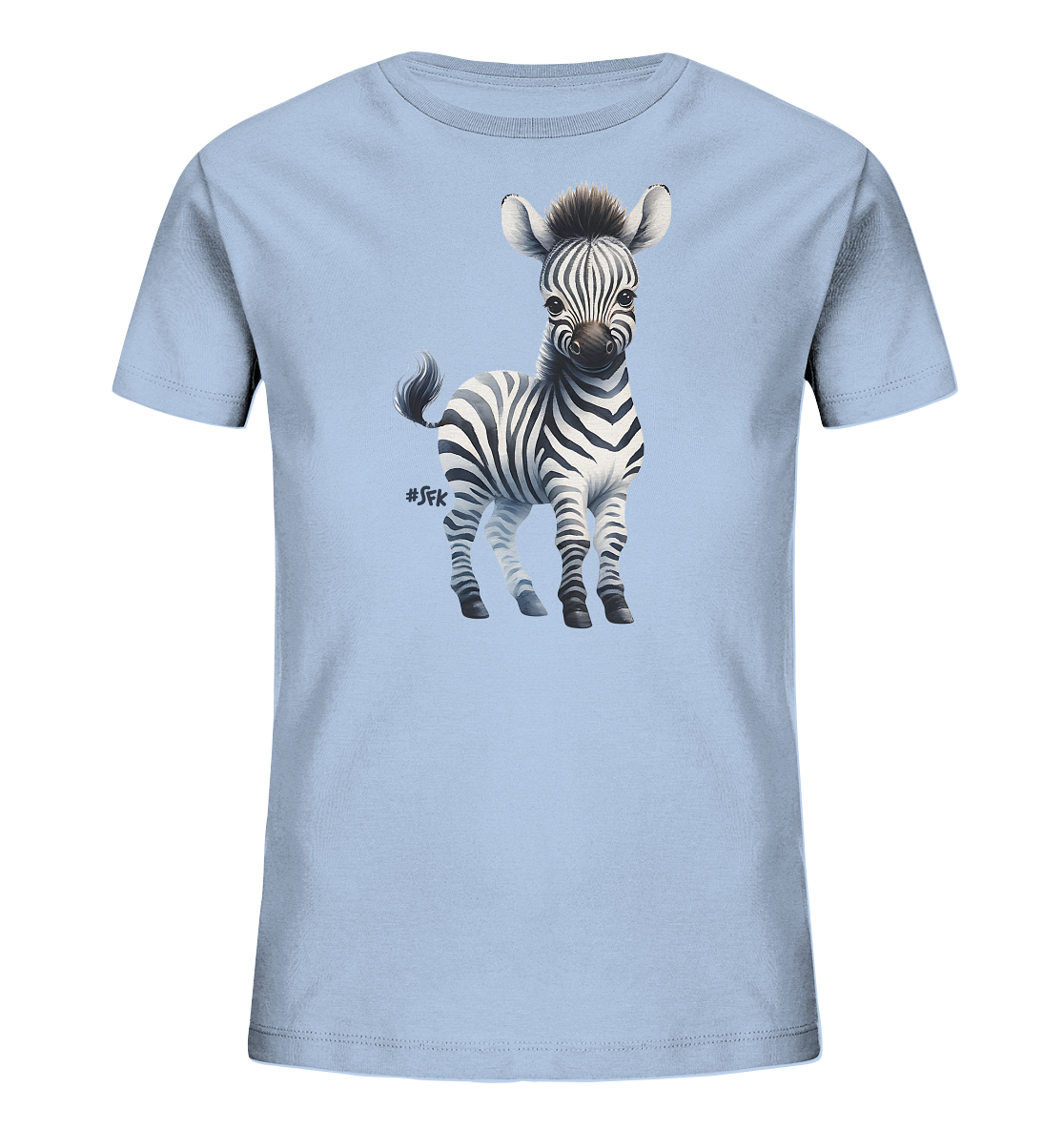Onlineshop Shirts fuer Kinder - Das Bild zeigt ein hellblaues Kinder-T-Shirt mit einem niedlichen Aufdruck eines Baby-Zebras auf der Vorderseite. Das Zebra ist in einem charmanten Illustrationsstil dargestellt, steht und schaut direkt nach vorne. Seine markanten schwarz-weissen Streifen und die kleine Maehne sind gut zu erkennen. Das Motiv verleiht dem Shirt einen freundlichen und verspielten Charakter.