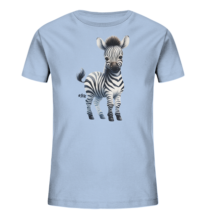 Onlineshop Shirts fuer Kinder - Das Bild zeigt ein hellblaues Kinder-T-Shirt mit einem niedlichen Aufdruck eines Baby-Zebras auf der Vorderseite. Das Zebra ist in einem charmanten Illustrationsstil dargestellt, steht und schaut direkt nach vorne. Seine markanten schwarz-weissen Streifen und die kleine Maehne sind gut zu erkennen. Das Motiv verleiht dem Shirt einen freundlichen und verspielten Charakter.