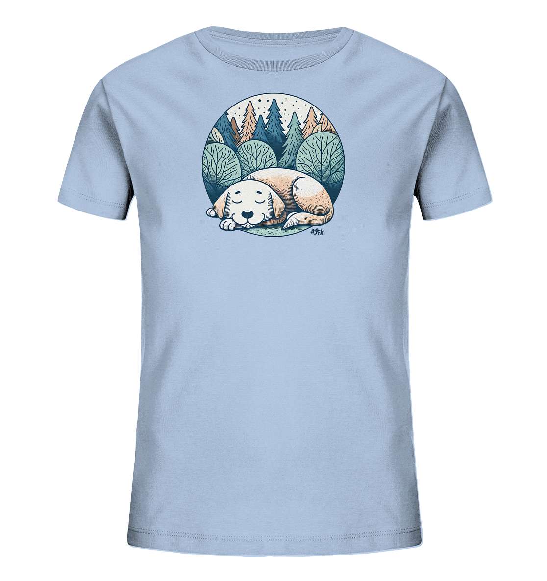 Onlineshop Shirts fuer Kinder - Das Bild zeigt ein hellblaues T-Shirt mit einem runden Motiv auf der Vorderseite. Das Motiv zeigt einen friedlich schlafenden Hund in einer natuerlichen Umgebung. Im Hintergrund sind Baeume, Buesche und ein Sternenhimmel zu sehen, die eine ruhige Waldszene darstellen. Die Illustration ist detailliert und strahlt eine entspannte Atmosphaere aus.