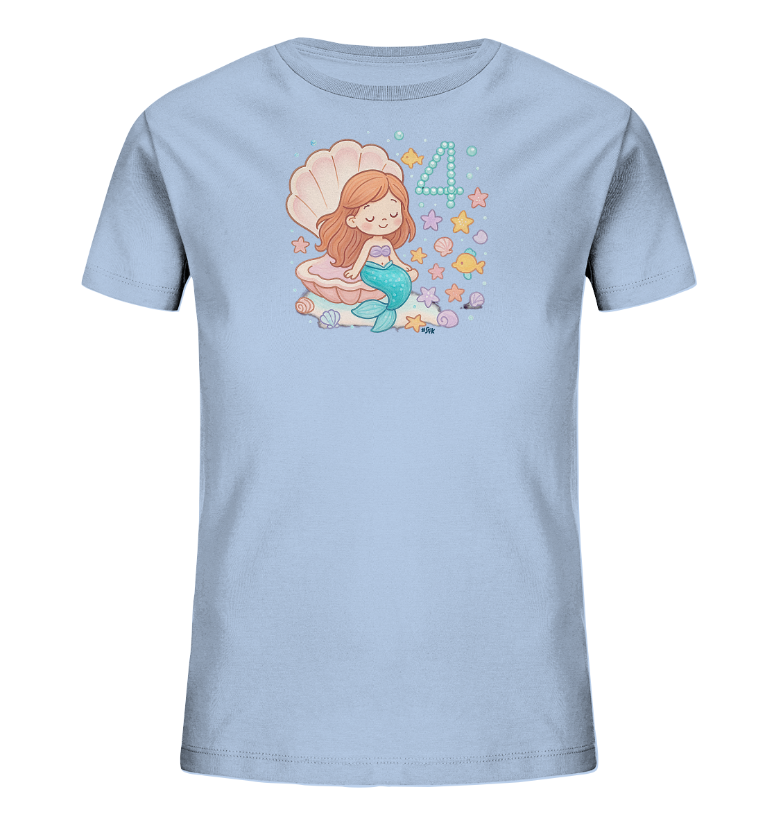 Onlineshop Shirts fuer Kinder - Das Bild zeigt ein hellblaues Kinder-T-Shirt mit einem niedlichen Meeresmotiv. Im Zentrum sitzt eine kleine Meerjungfrau in einer Muschel, umgeben von Seesternen, Muscheln und Blasen. Neben der Meerjungfrau ist die Zahl '4' in einem verspielten Design dargestellt. Das Design ist farbenfroh und ideal fuer kleine Meeresfans.