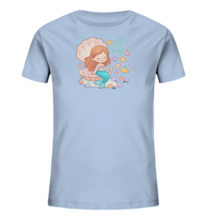 Onlineshop Shirts fuer Kinder - Das Bild zeigt ein hellblaues Kinder-T-Shirt mit einem niedlichen Meeresmotiv. Im Zentrum sitzt eine kleine Meerjungfrau in einer Muschel, umgeben von Seesternen, Muscheln und Blasen. Neben der Meerjungfrau ist die Zahl '4' in einem verspielten Design dargestellt. Das Design ist farbenfroh und ideal fuer kleine Meeresfans.