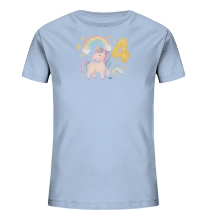 Onlineshop Shirts fuer Kinder - Das Bild zeigt ein hellblaues Kinder-T-Shirt mit einem niedlichen Einhorn-Motiv. Das Einhorn steht vor einem pastellfarbenen Regenbogen und ist von goldenen Sternen umgeben. Neben dem Einhorn ist die goldene, glitzernde Zahl '4' prominent platziert. Das Design wirkt verspielt und festlich.