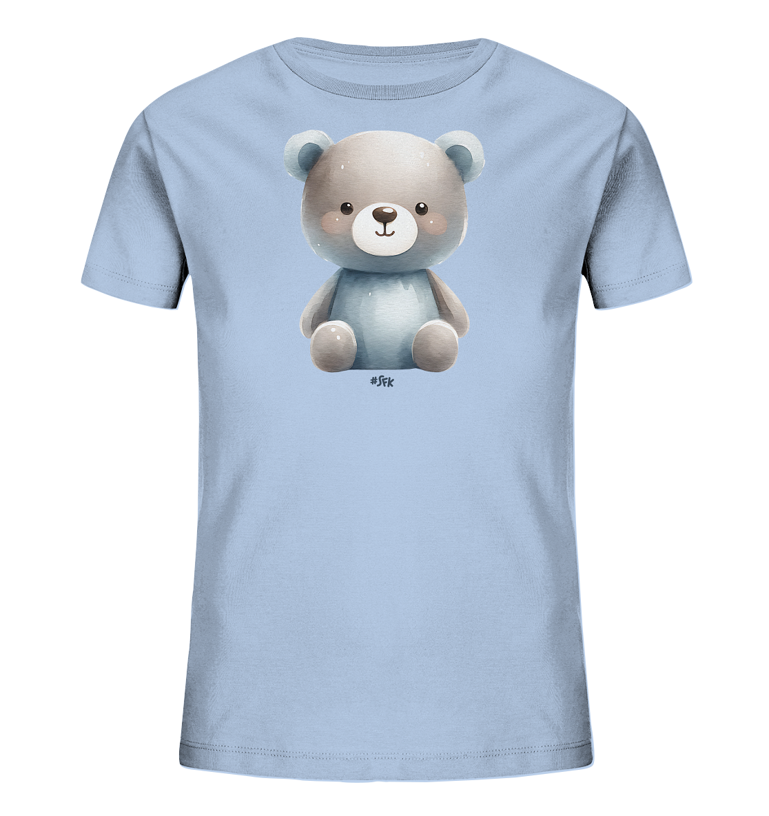 Onlineshop Shirts fuer Kinder - Dieses Bild zeigt ein hellblaues T-Shirt mit einem charmanten, aufgedruckten Teddybaer. Der Baer ist in sanften Grau- und Blautoenen gehalten, mit rosa Wangen und einem freundlichen Laecheln. Er sitzt in der Mitte der Vorderseite des Shirts und verleiht ihm einen verspielten Look.